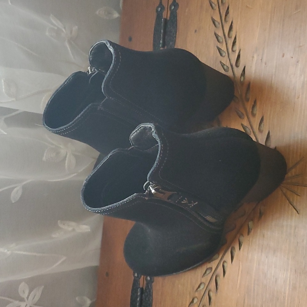 Skechers ankle‎ boots, suede and a bit higher heal than what the picture shows